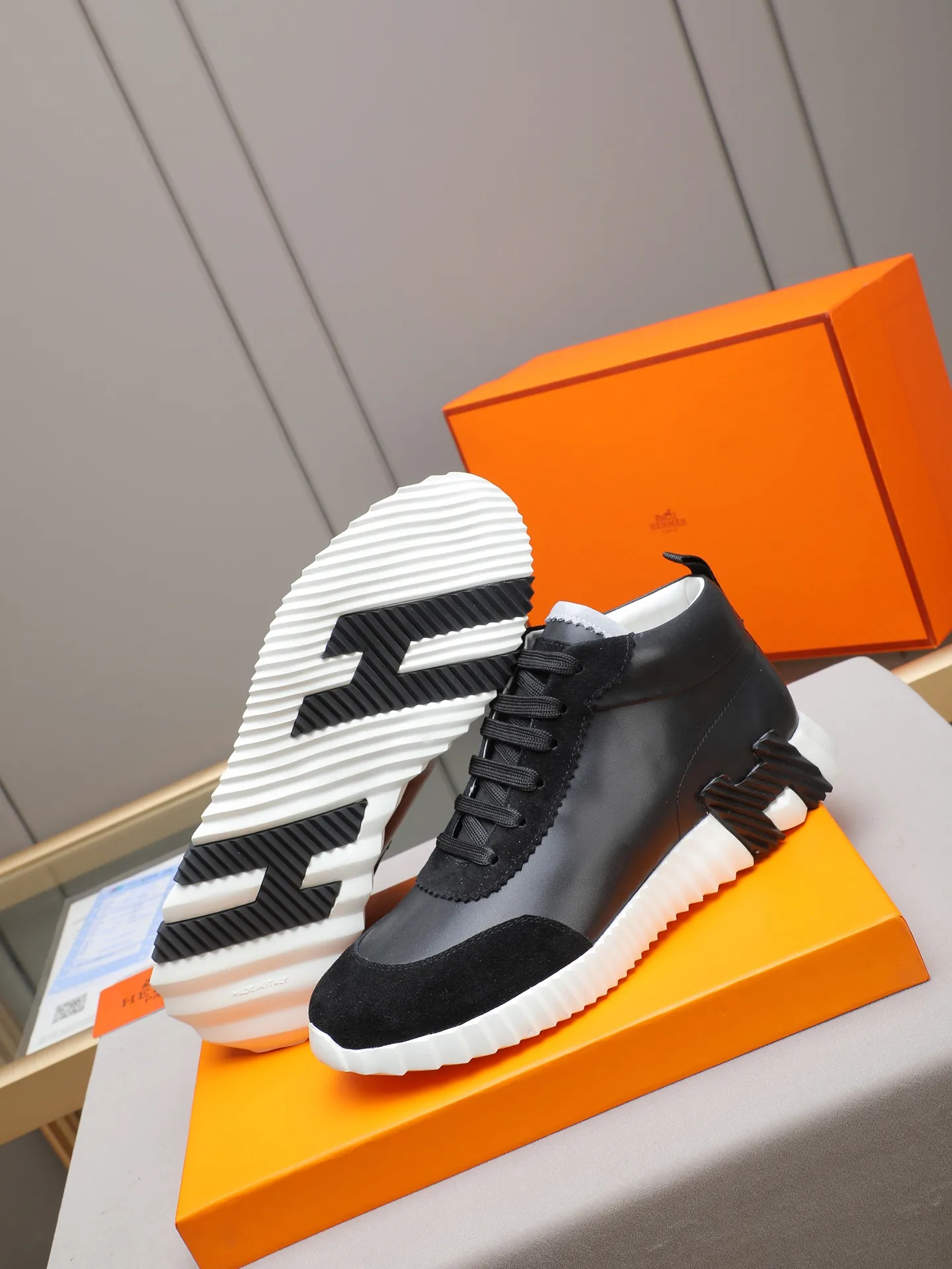 PPP460 (Hermes high-top men's shoes)🆕Men's sports shoes, decorated with textured calfskin details. Spliced ​​with original cowhide, this shoe draws inspiration from the equestrian world, integrating technical details and practical functions. Breathable sheep lining, original combination outsole, high-end quality, and every detail is perfectly combined! Size: 38-44 (45 can be customized)